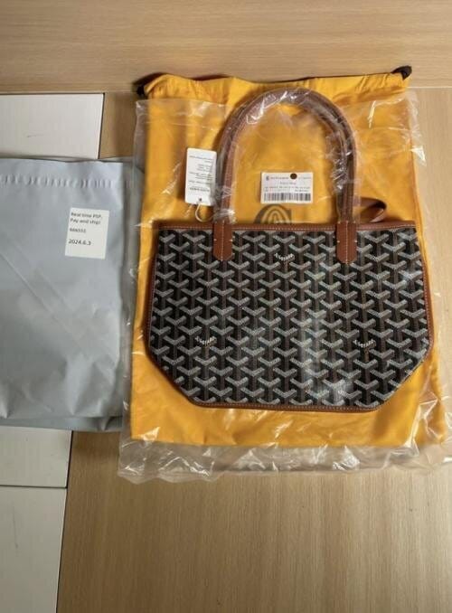 Customer photo review of Veyra Reversible Mini Tote