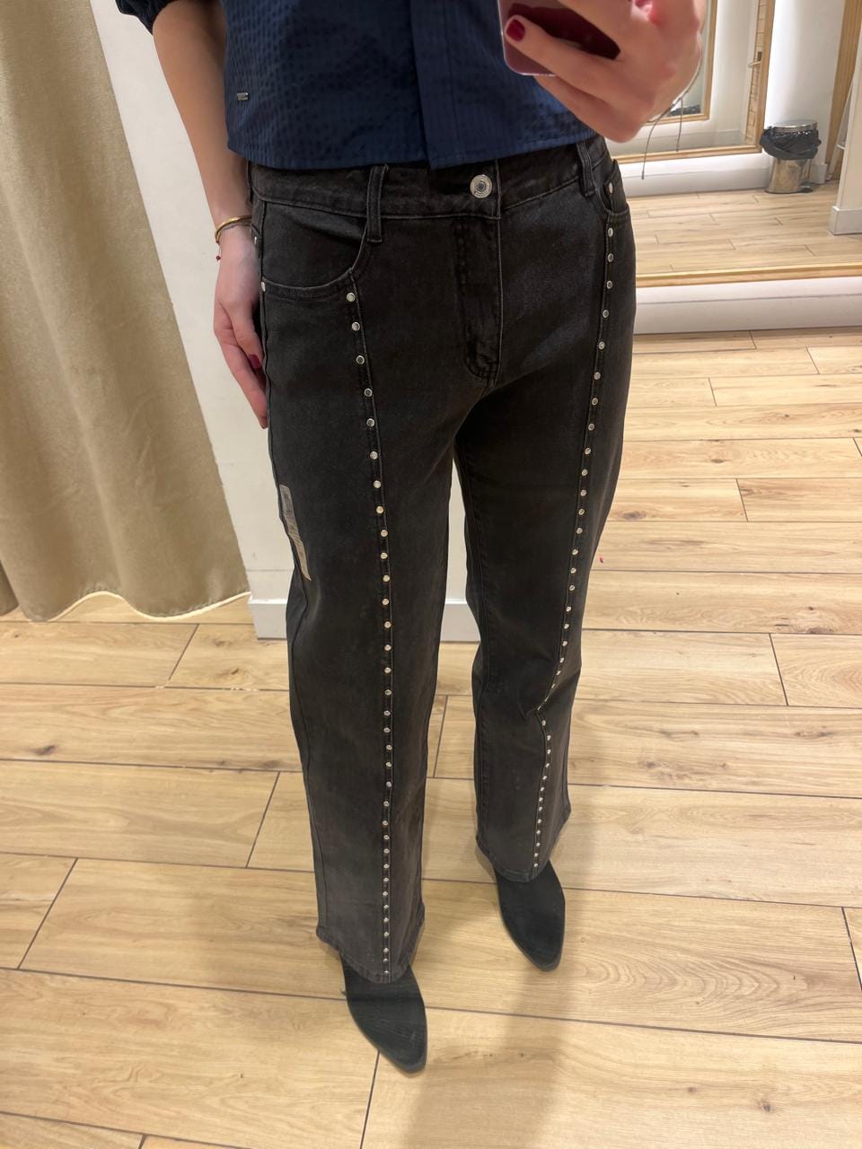 Customer photo review of Pantalón Cortes Tachas Estrellas Grey