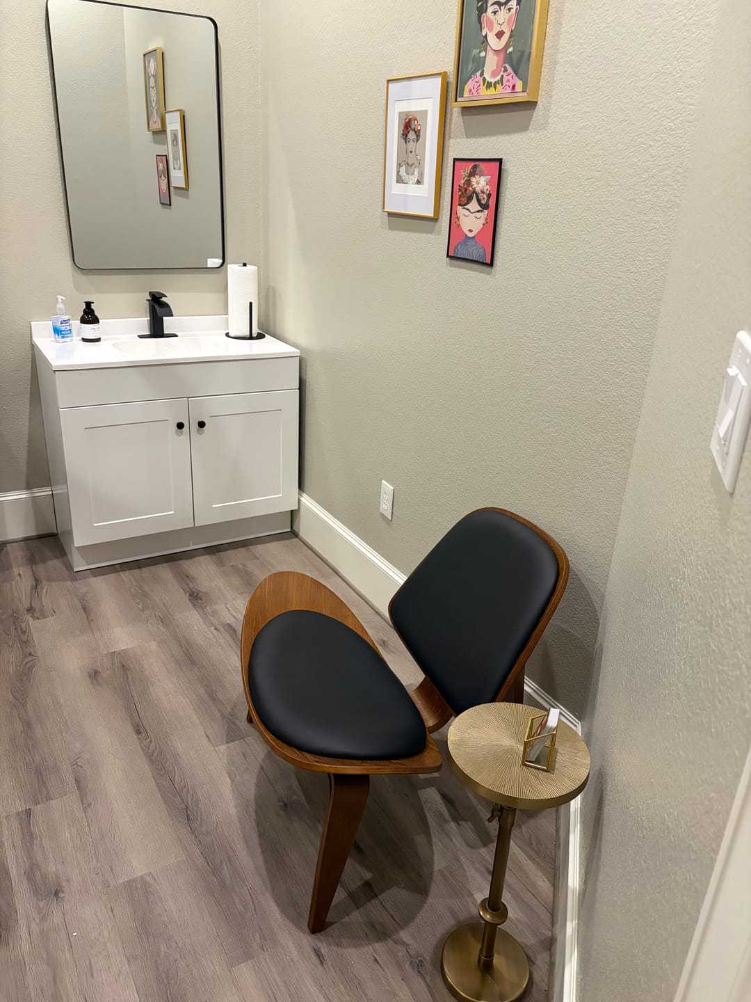Customer photo review of Avalon Wood Mid Century Modern Faux Leather Lounge Chair