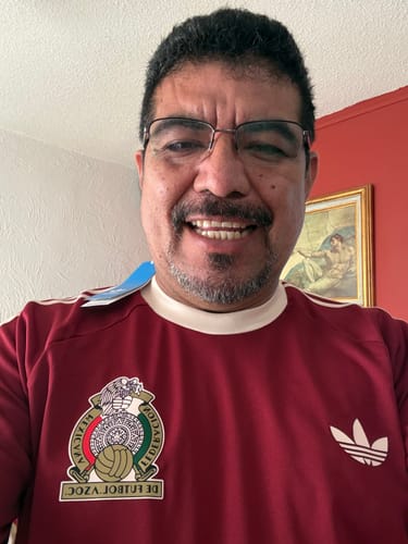 Customer's México Retro Edición Especial vinotinto jersey worn while smiling at the camera.