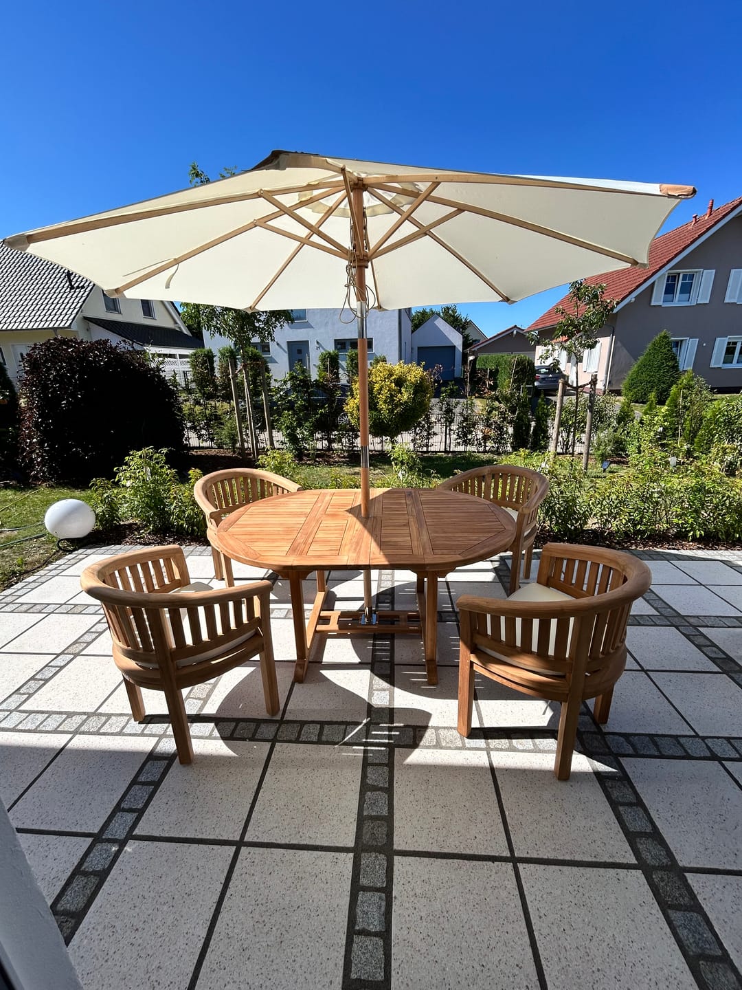Customer photo review of Teak garden furniture set 120-170cm Round to oval table with 4 San Francisco chairs, Free Cushions
