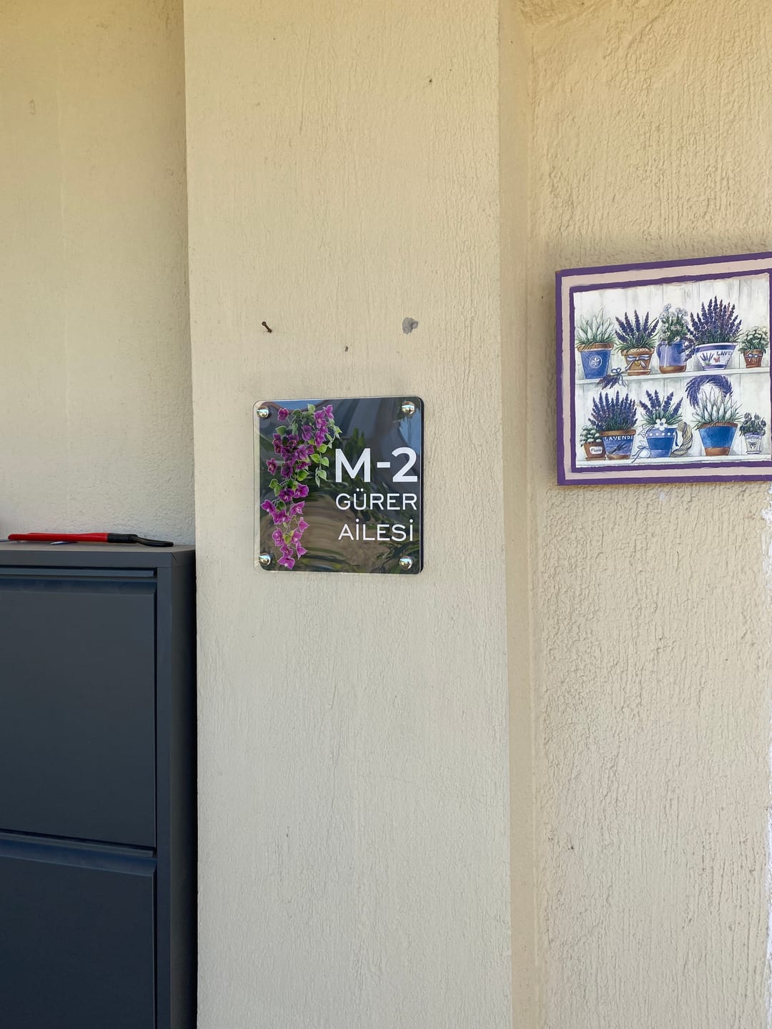 Customer photo review of Kişiye Özel Mor Sarmaşık Çiçekli Kapı İsimliği
