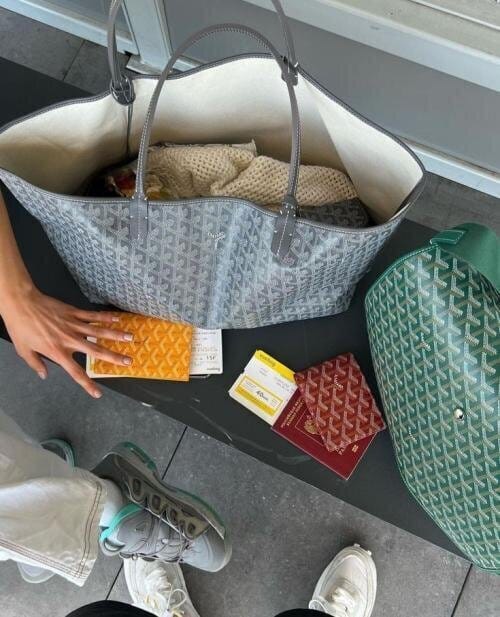 Customer photo review of Vivara Signature Carryall