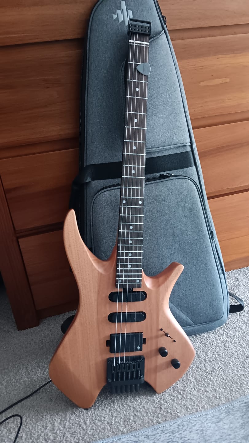 Customer photo review of Donner HLX-500 Headless Electric Guitar (NHL-500)