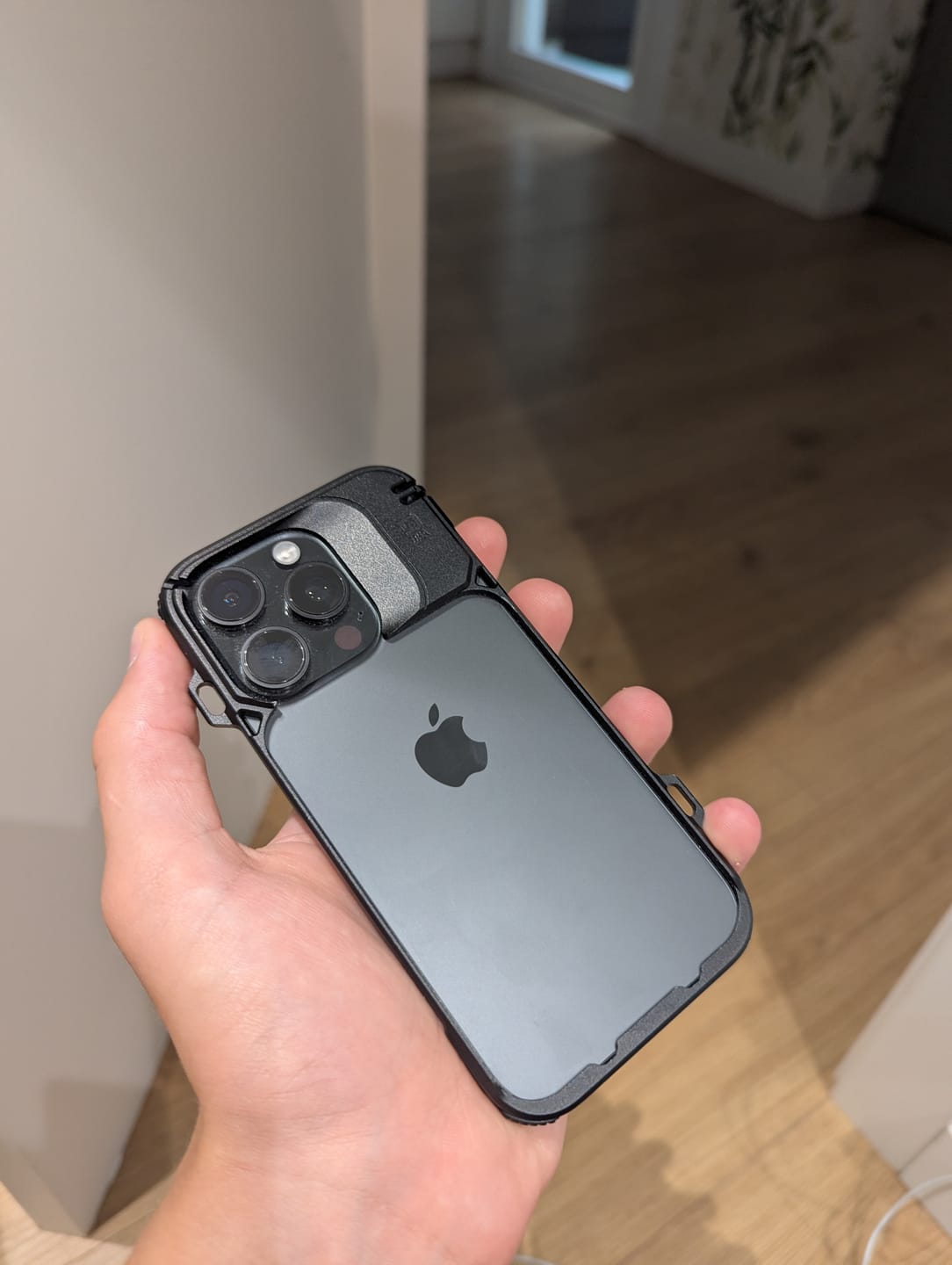 Customer photo review of DANGO Covert Case for Iphone 16 Pro