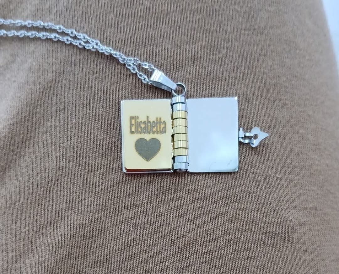 Customer photo review of Portachiavi/Collana Book - Ho guardato dentro un emozione