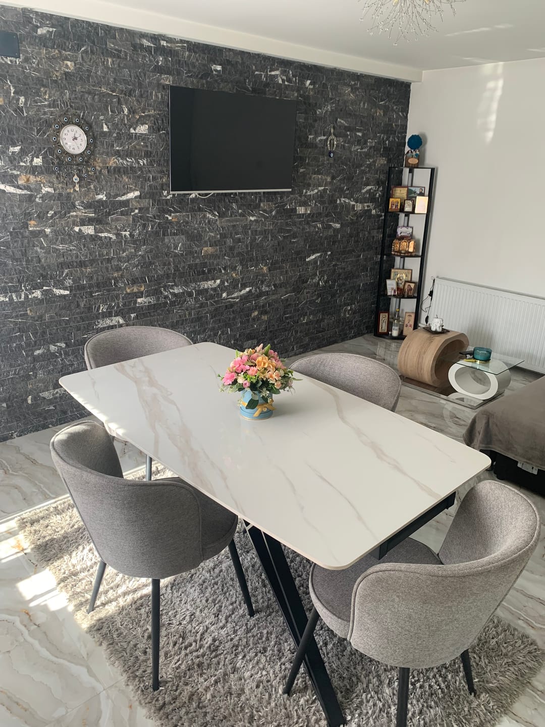 Customer photo review of Masa extensibila ALFREDO, alb cu efect de marmura/negru, piatra sinterizata/otel, 160-240x91x76 cm