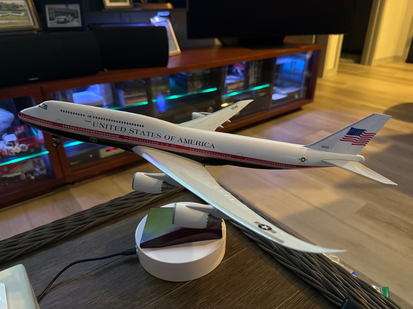 Customer photo review of Air Force One Boeing 747-8 (VC-25B) 1:150 Scale Model Airplane – New Presidential Livery (47cm / 18.5")