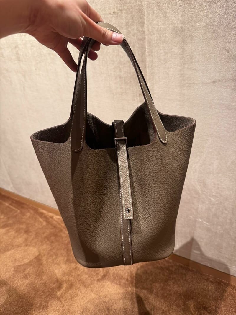 Customer photo review of Etoupe Luxe Lock Tote