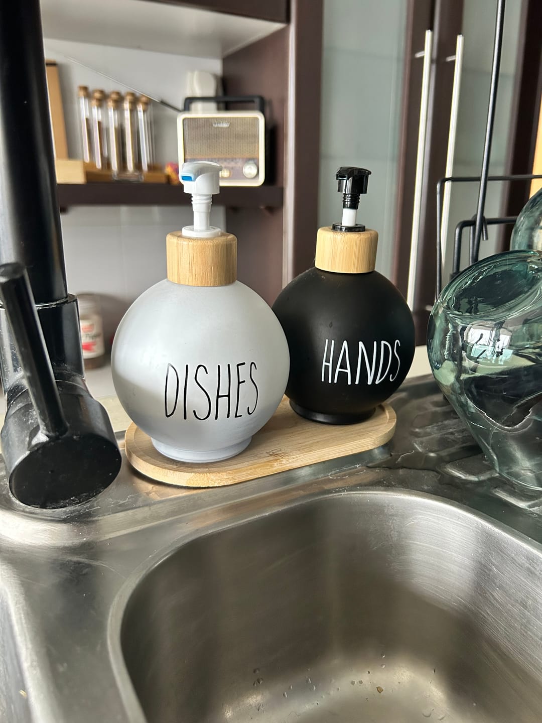 Customer photo review of 2 Dispensador De Jabon Y Detergente Botella 500 Ml +bandeja Blanco Y Negro