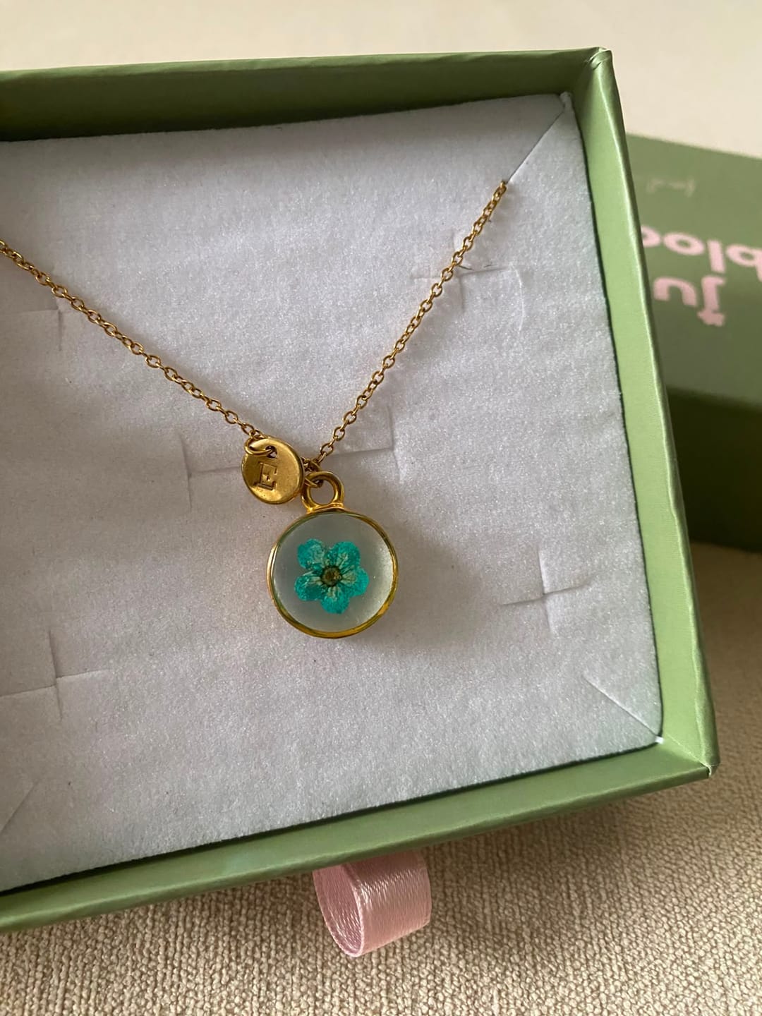 Customer photo review of Doğum Ayı Çiçeği Kolye