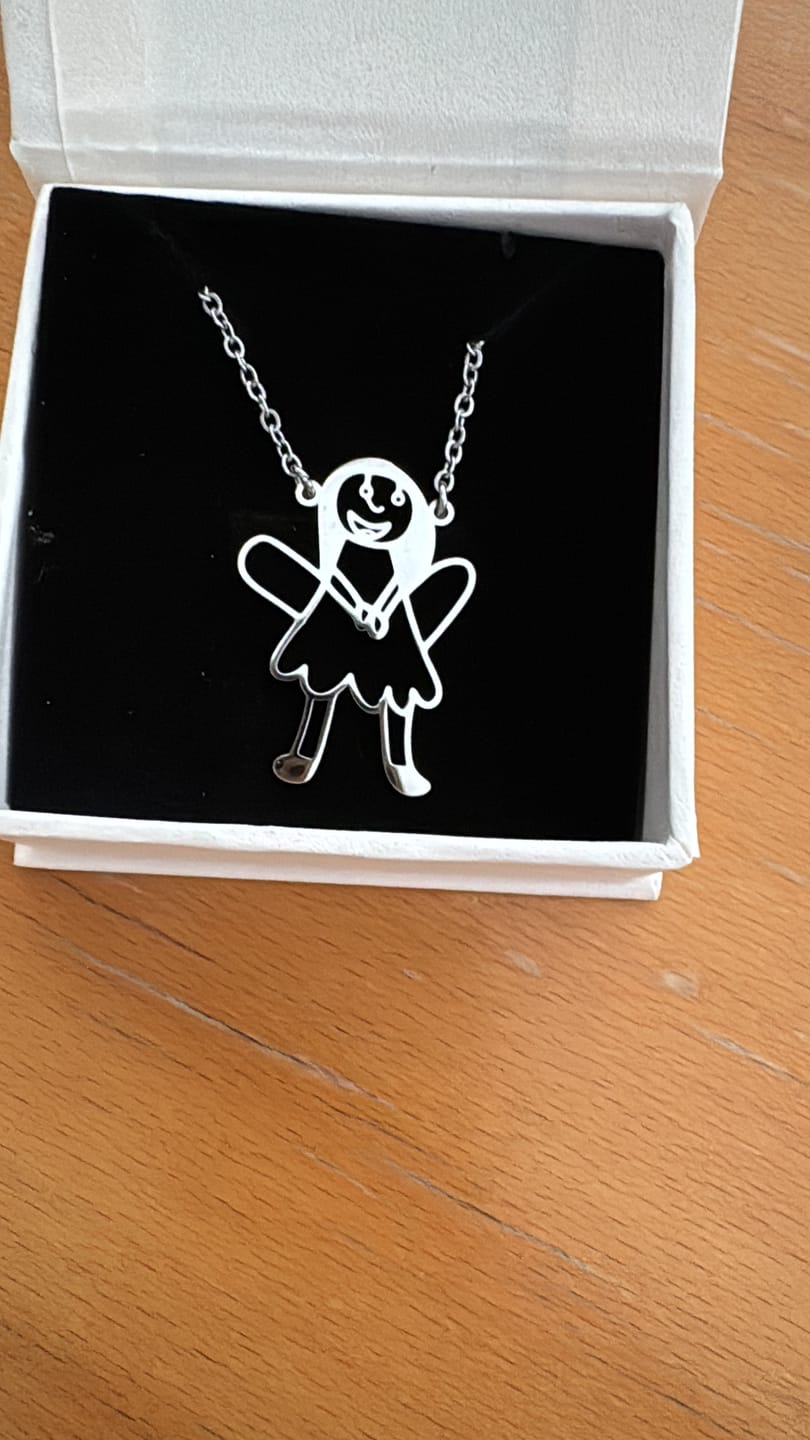 Customer photo review of Persönliche Kinderzeichnung als Halskette oder Anhänger in Gold