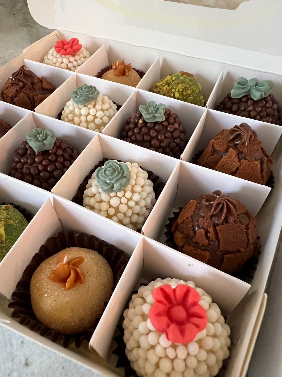 Customer photo review of Box for 50 Candies and Brigadeiros with Removable Tray – Pack of 10 Units