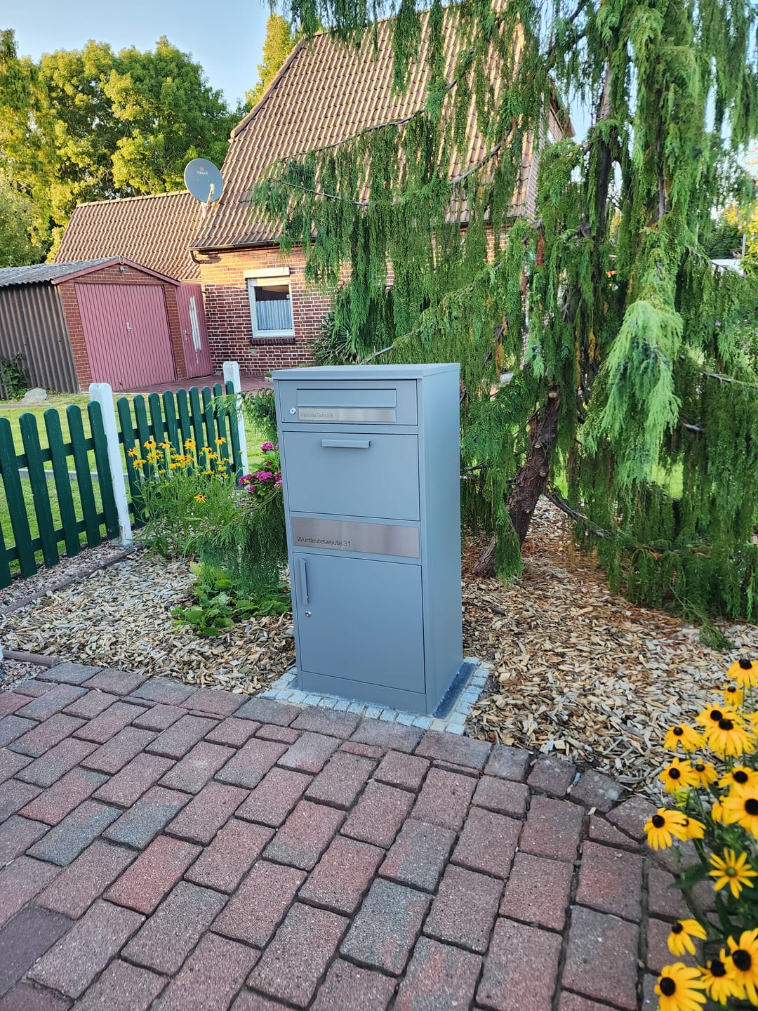 Customer photo review of Paketbox PB1 mit Briefkasten | graualuminium - RAL9007 | personalisiert mit Edelstahl-Schild