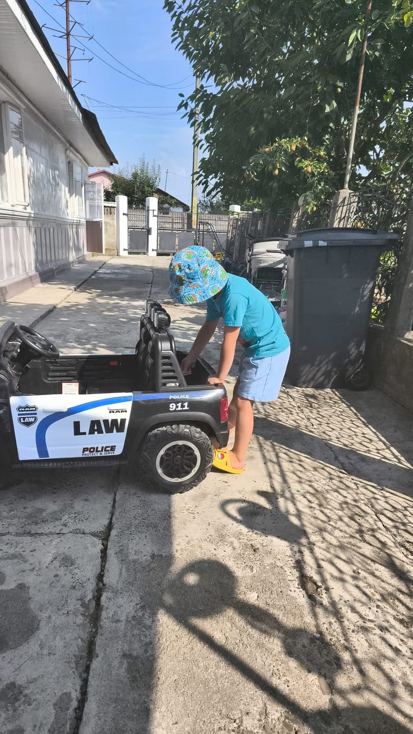 Customer photo review of Voiture de police électrique enfant Dodge Ram - Modèle ZB629-P
