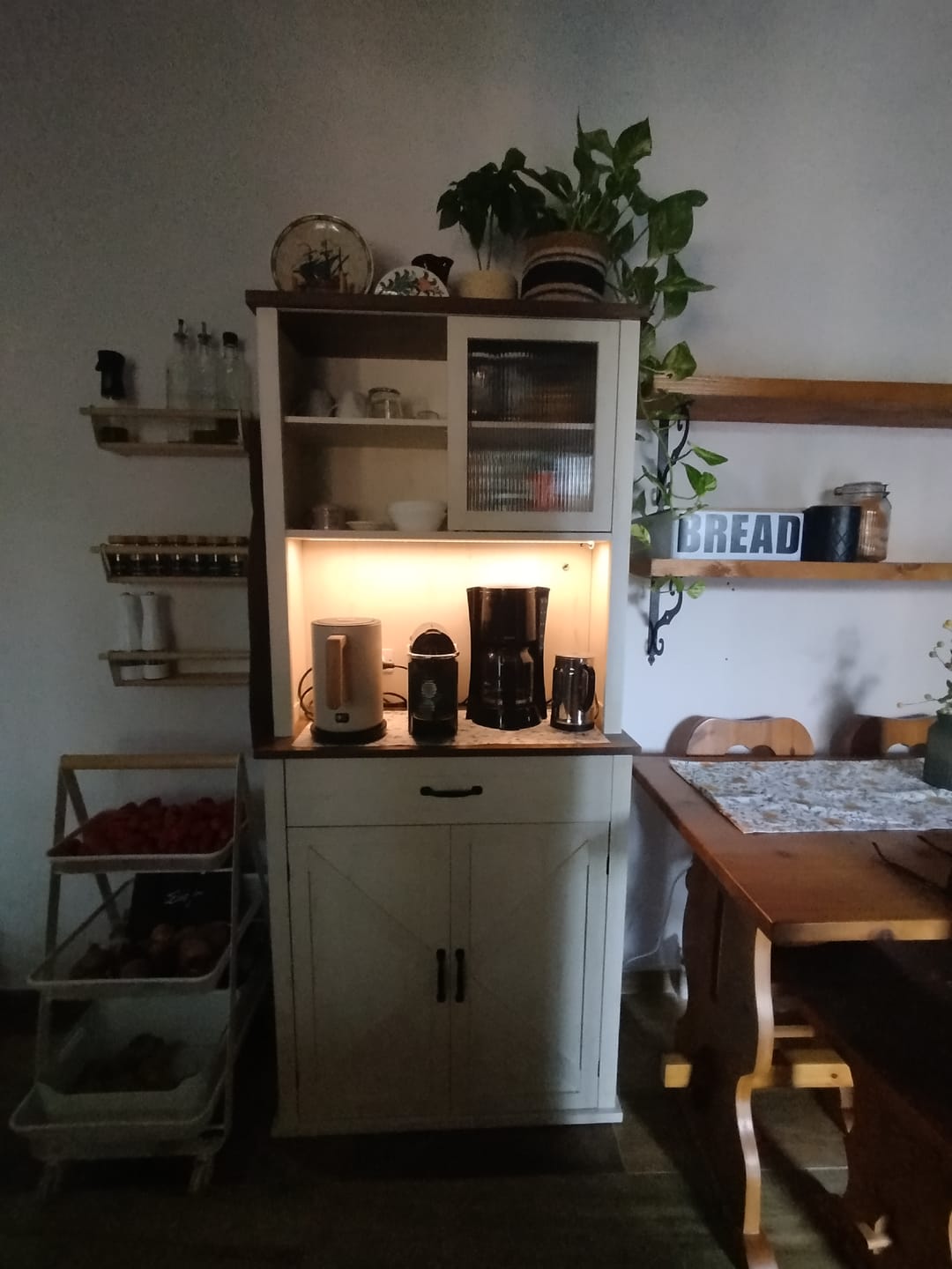Customer photo review of Μπουφές με φωτισμό Ντουλάπι Βοηθητικό Ράφι Κουζίνας με Συρόμενες πόρτες και συρτάρια 39,7 x 80,4 x 180,3 εκ. Παλαιωμένο Λευκό BB-K363W22