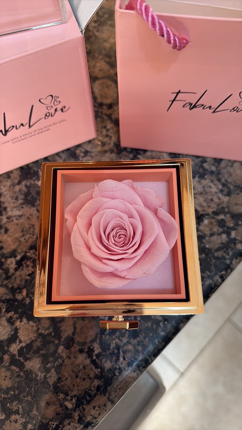 Customer photo review of Rotating Eternal Rose Gift Box