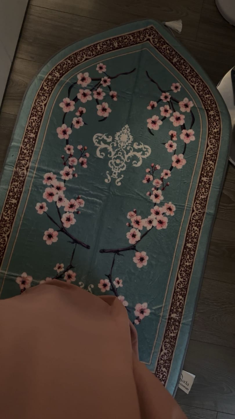 Customer photo review of Zehra Blossom Padded Prayer Mat
