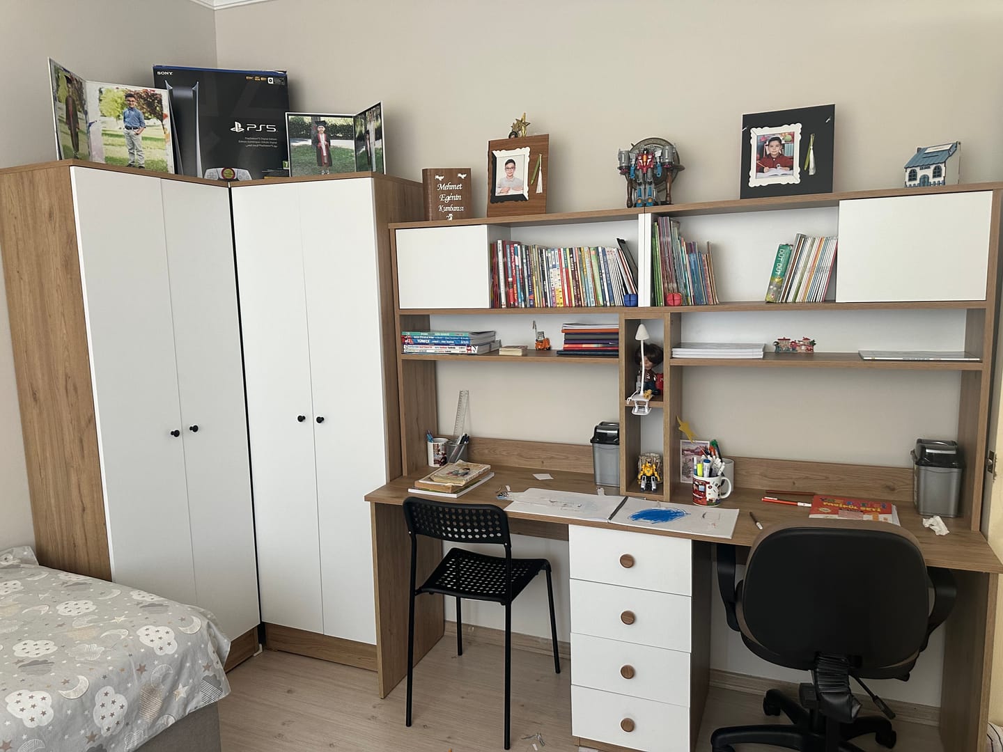 Customer photo review of Rani HA130 İki Kişilik Raflı 2 Kapaklı 4 Çekmeceli Çalışma Ofis Bilgisayar Masası Sepet Ceviz - Beyaz