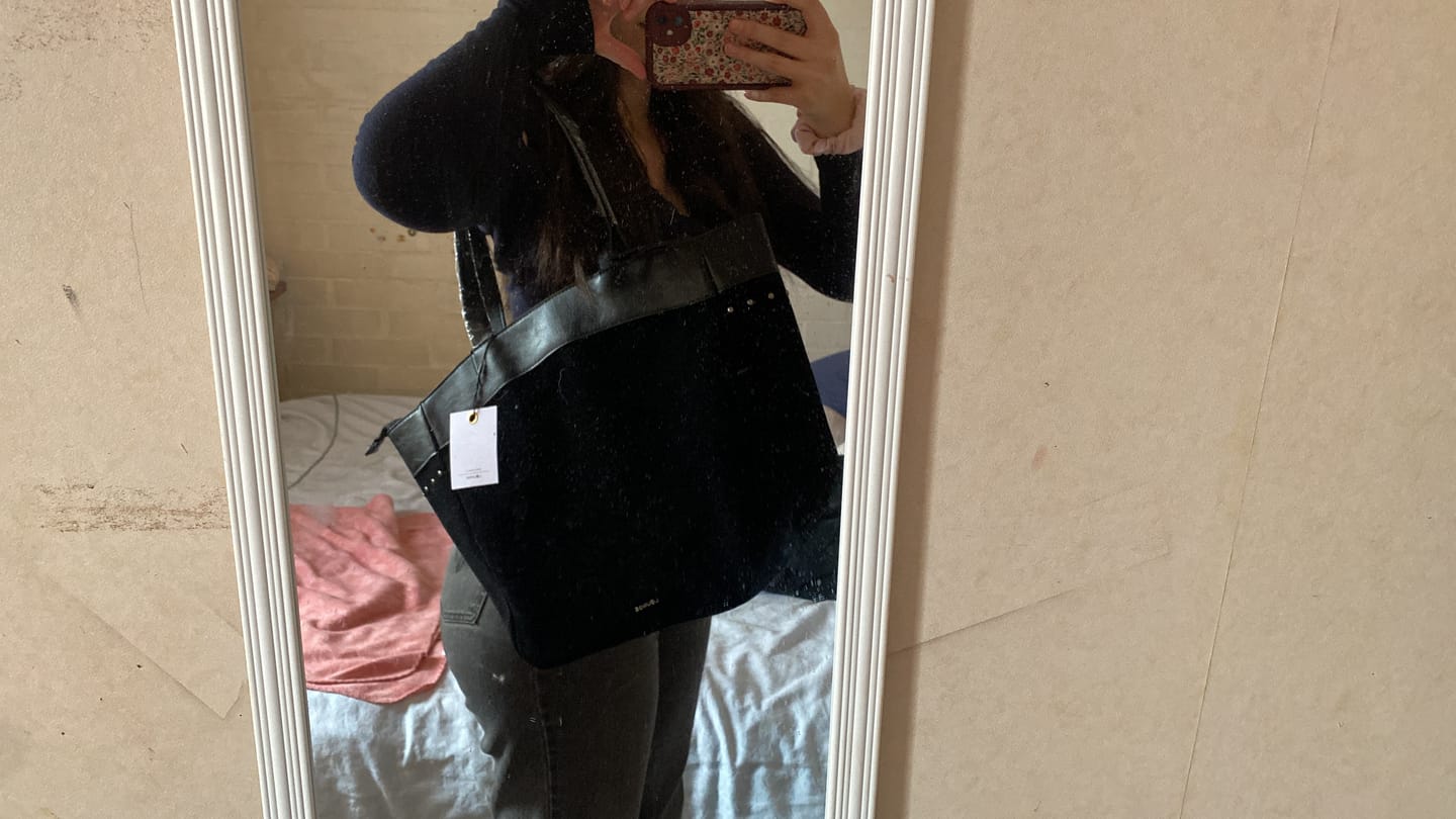 Customer photo review of Cartera Tote Tachas Fake Suede