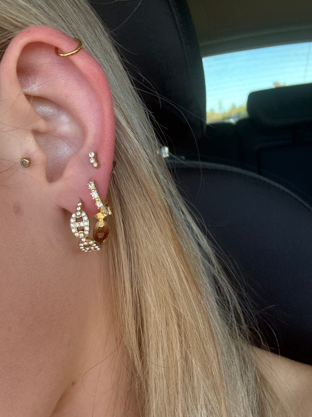 Customer photo review of Pave Flow Deluxe Huggie Ohrringe 14K Vergoldet