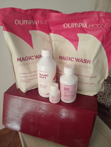Reviewer's delivery of Magic Wash Polvere detergent bags alongside two bottles of Magic Soft and Dolci Bolle on a box.