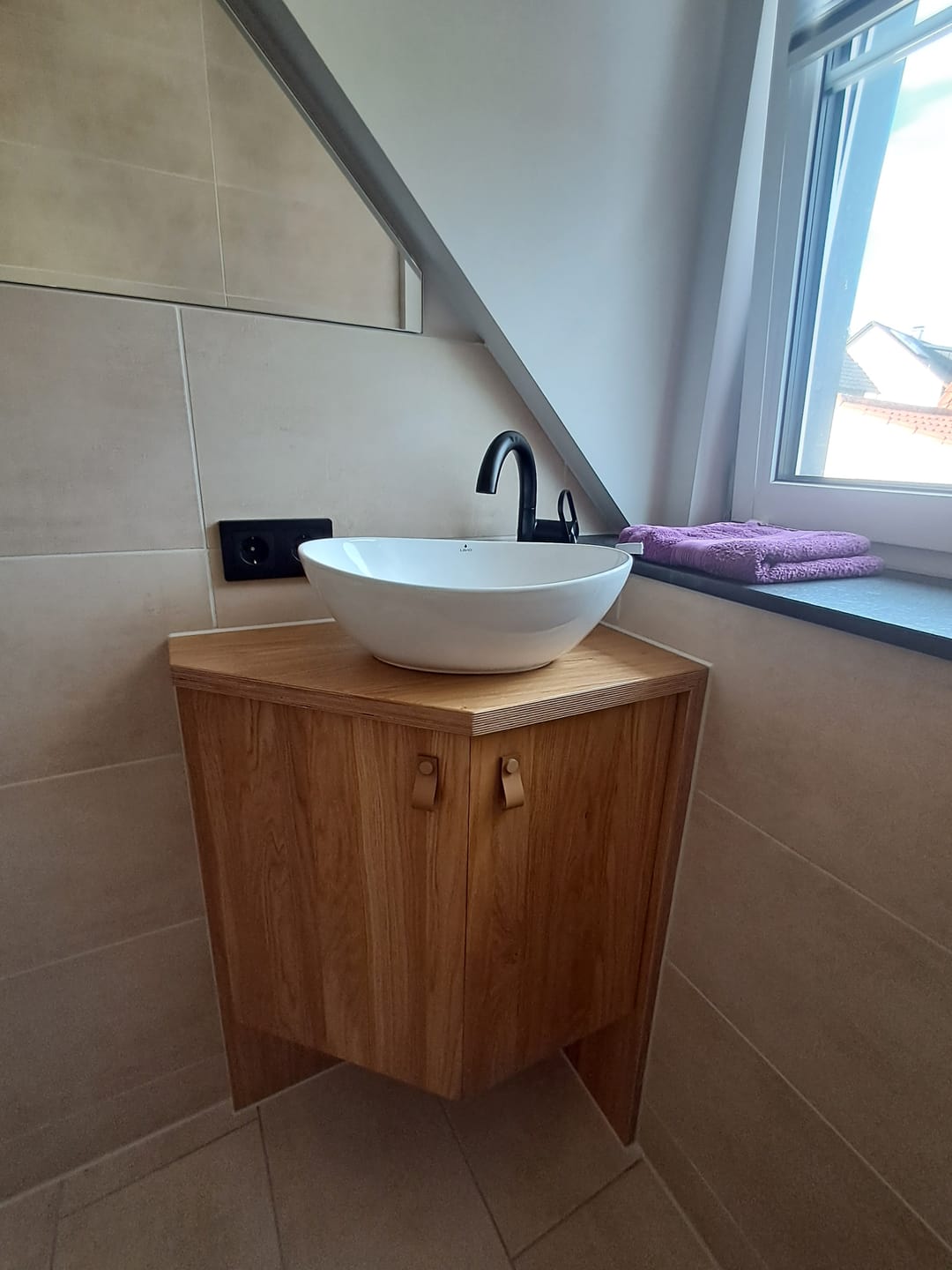Customer photo review of Waschbeckenarmatur mit schwenkbarem Auslauf – Hochwertige Mischbatterie für Warm- und Kaltwasser | Messing