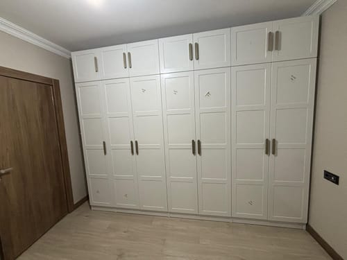 Customer's white Rani Membran Gardırop with closed doors in a furnished room.