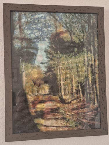 Kunden-Diamond-Painting Gesicht - Wald, gerahmt und aufgehängt an einer hellen Wand