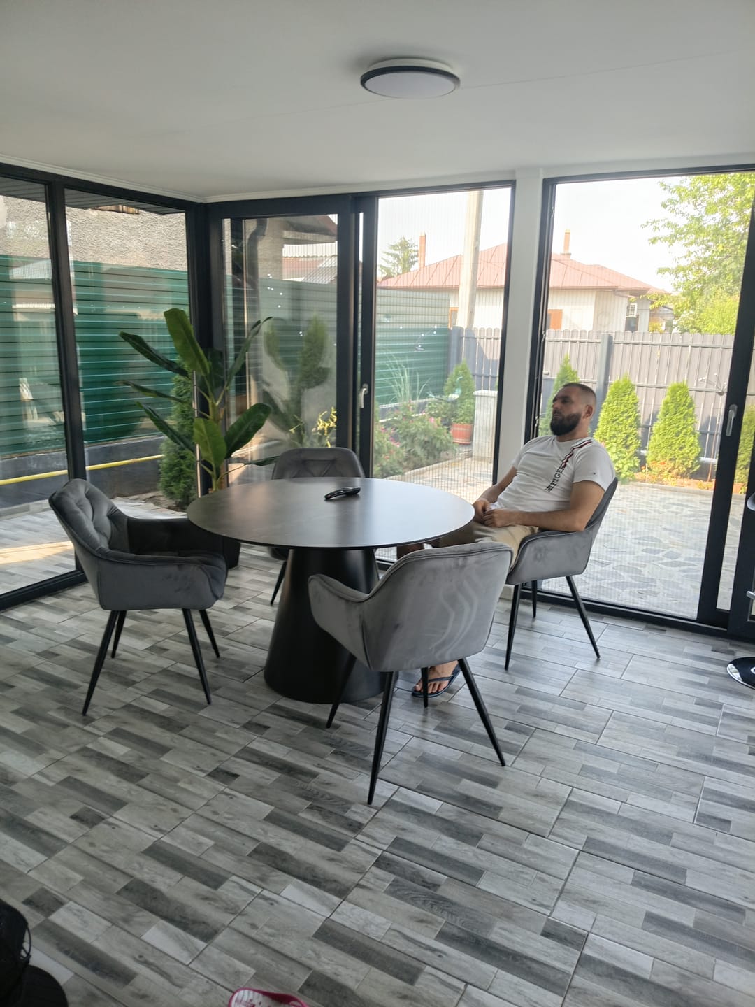 Customer photo review of Masa ANGEL, gri inchis/negru, 120x120x76 cm