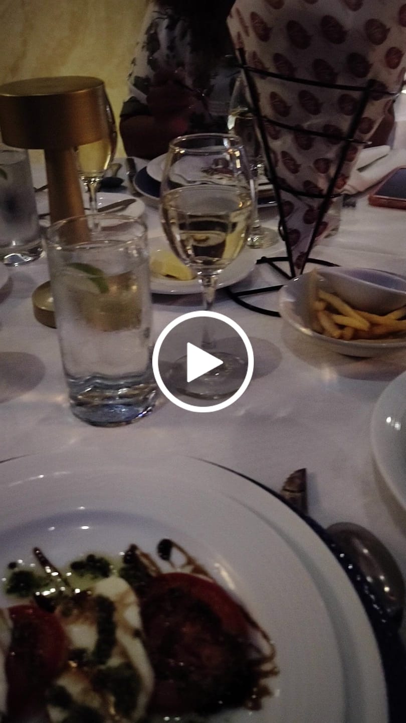 Customer video review of Menú Golden