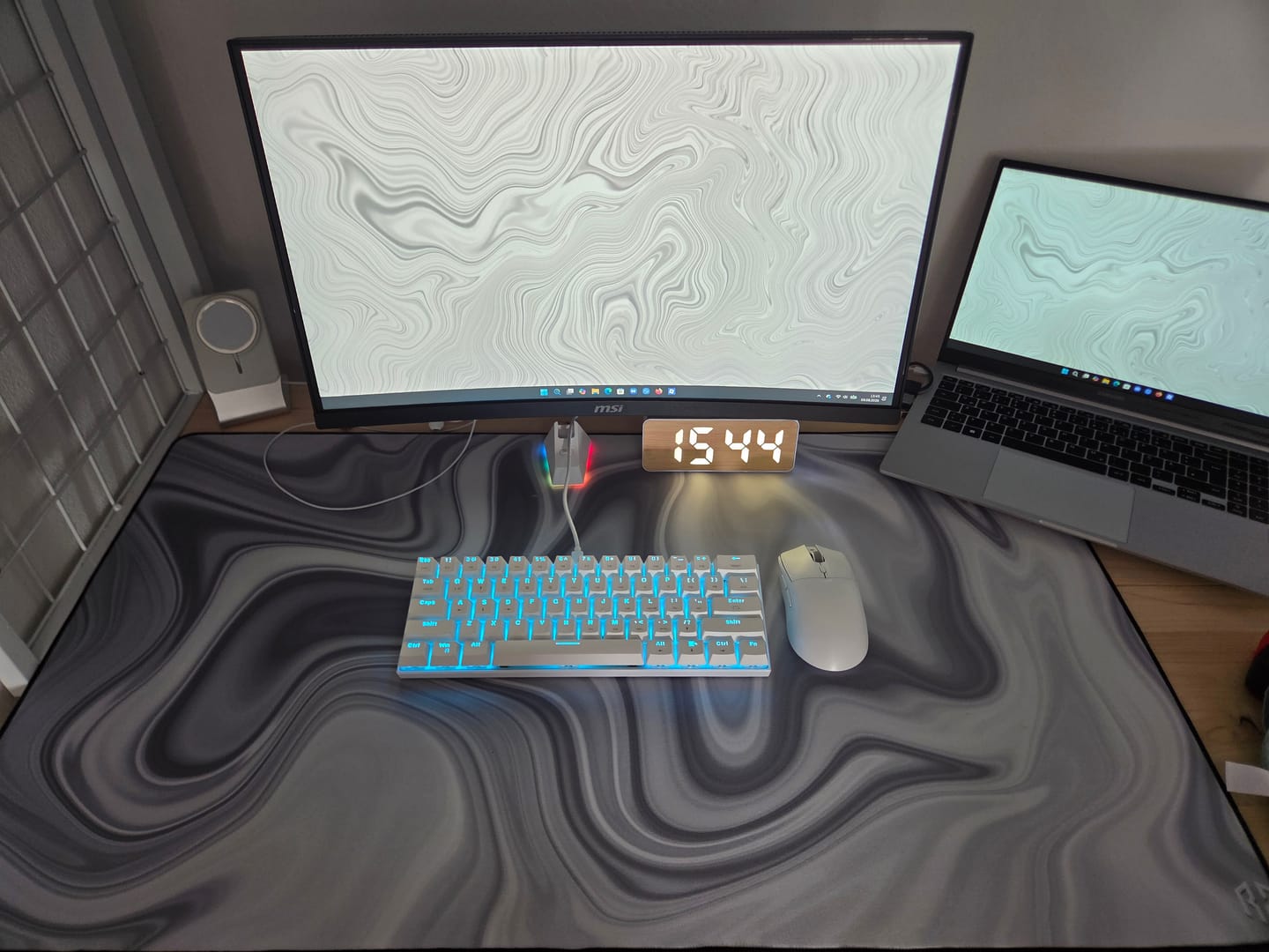 Customer photo review of RZ Mousepad Liquid White - Speed