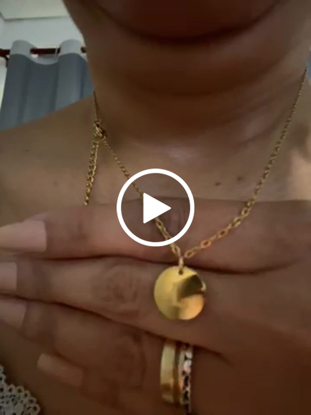 Customer video review of Colar Letra Inicial Minimalista Banhado em Ouro 18k