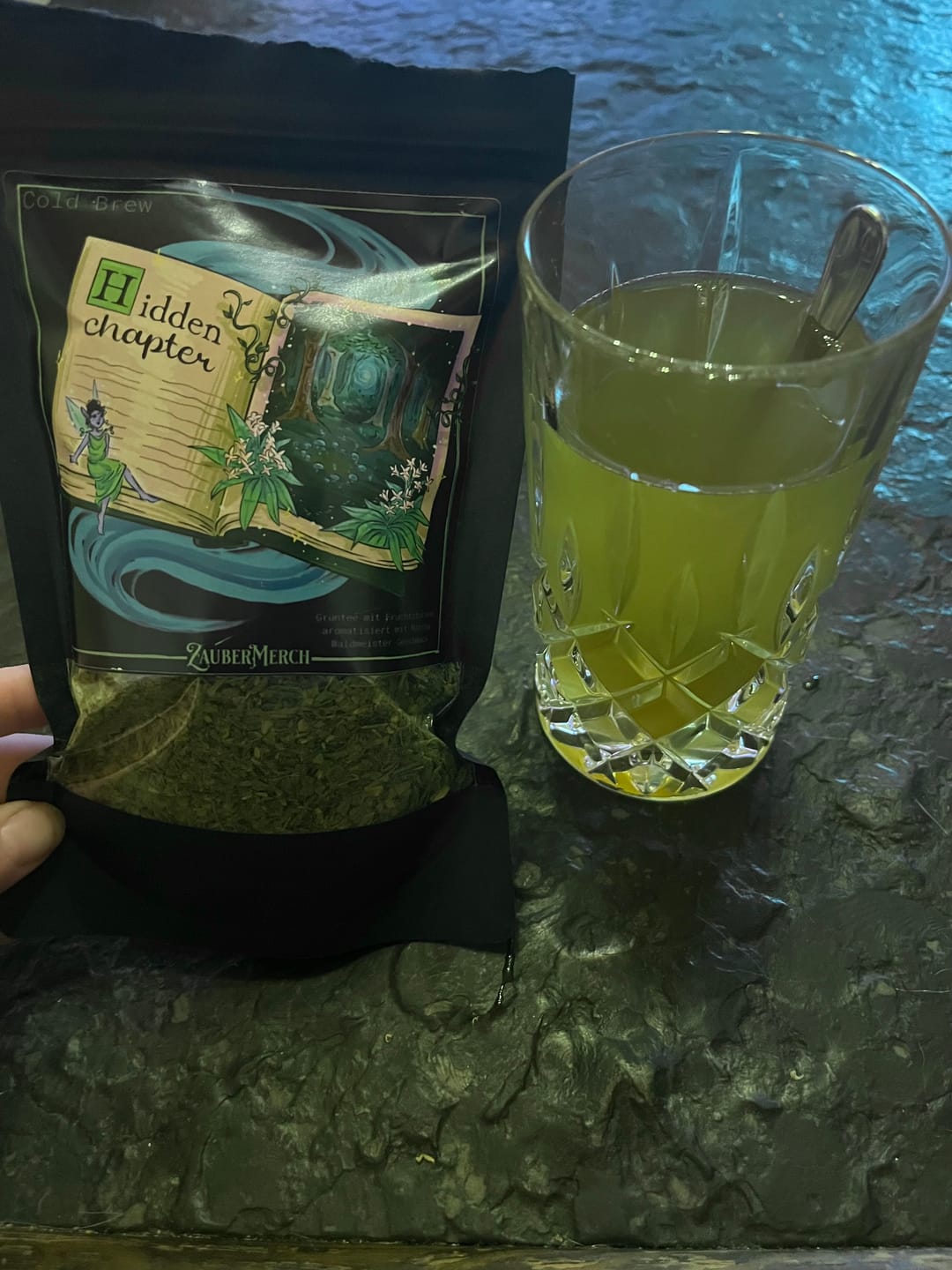 Customer photo review of Hidden Chapter Cold Brew Tee – Matcha Waldmeister Eistee