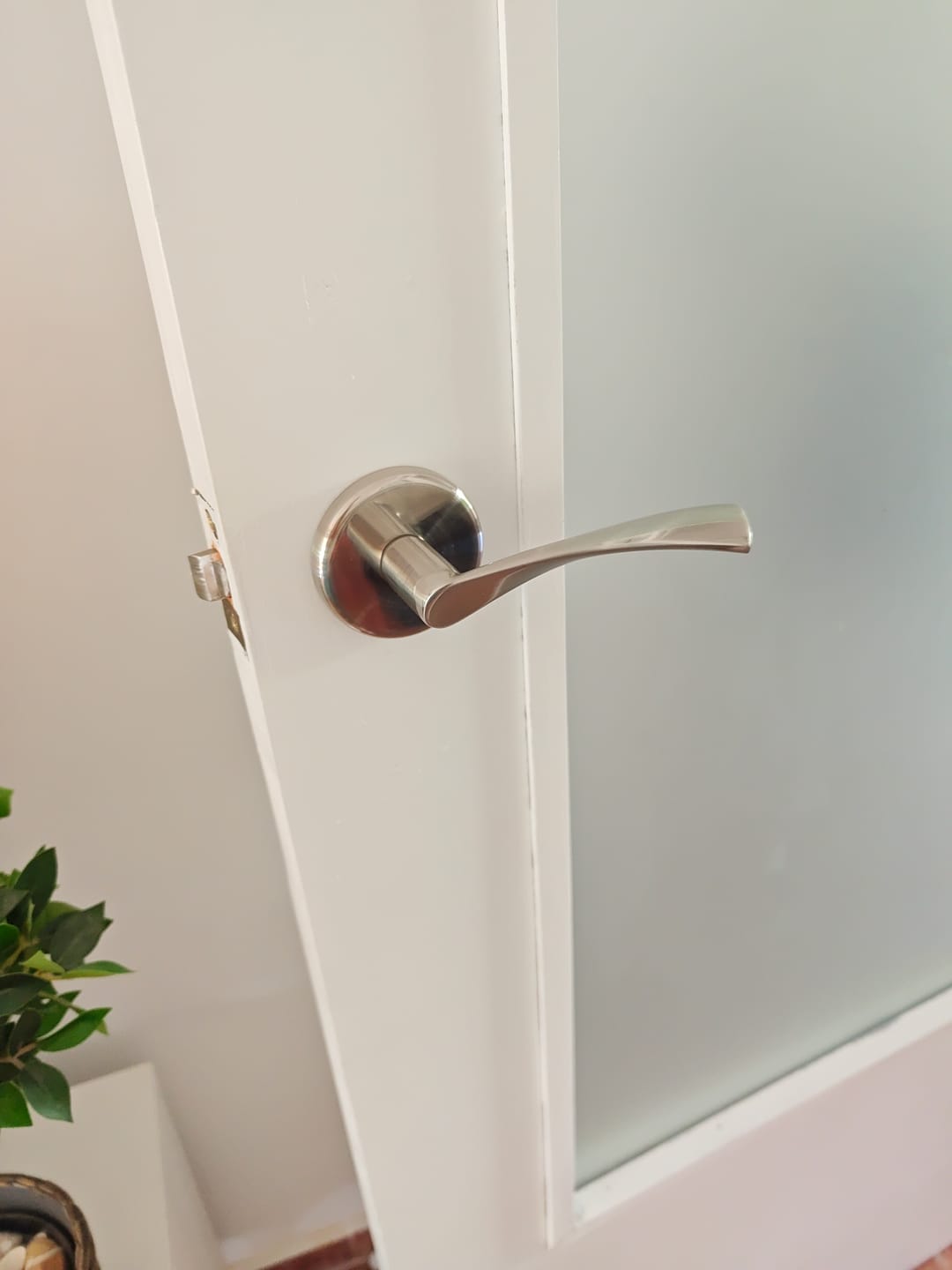 Customer photo review of Manilla modelo 'ARI130' de aluminio tapa-pomos con roseta redonda para puertas