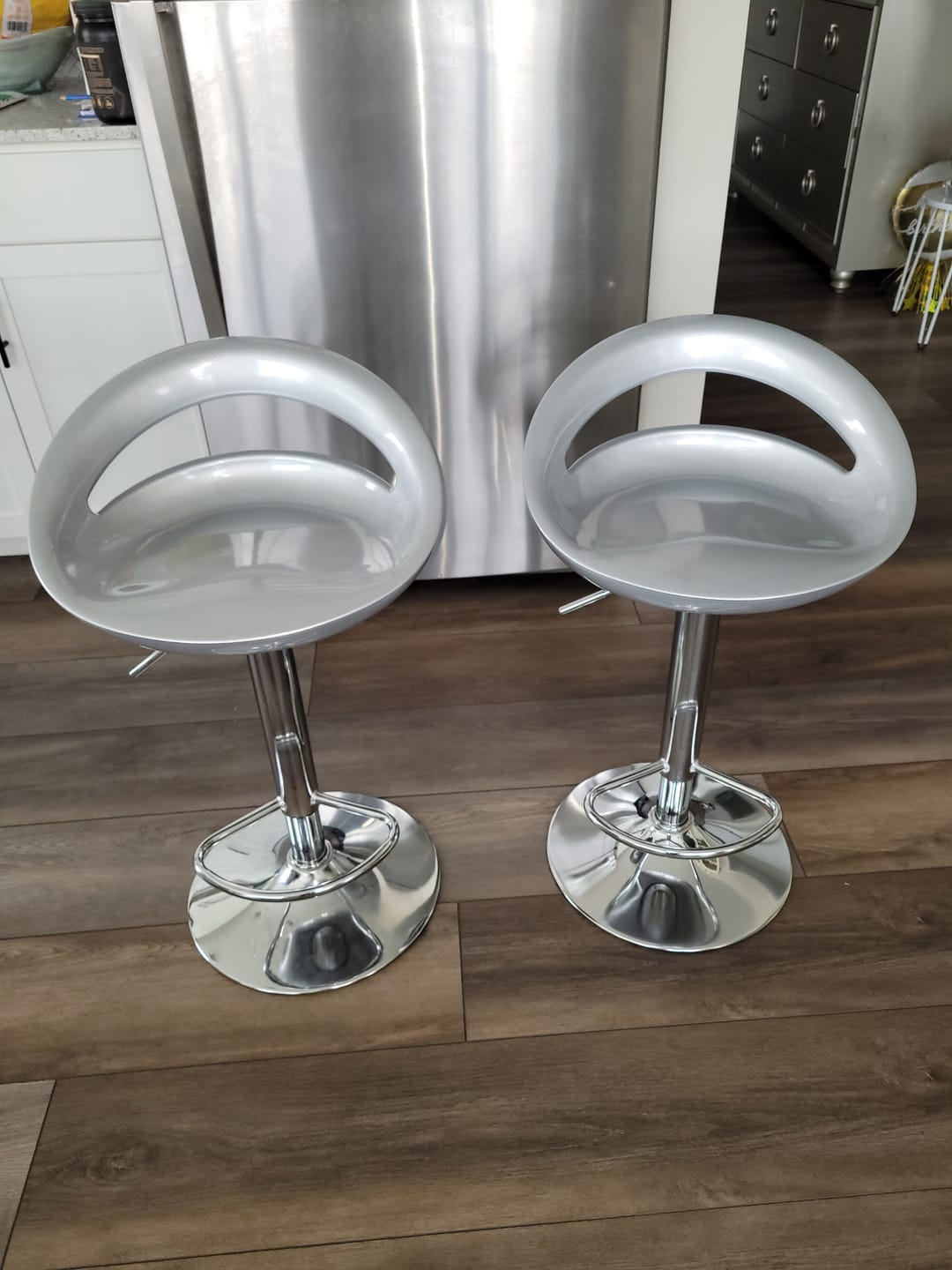 Customer photo review of Swivel Adjustable Height Bucket Low Back Bar Stool