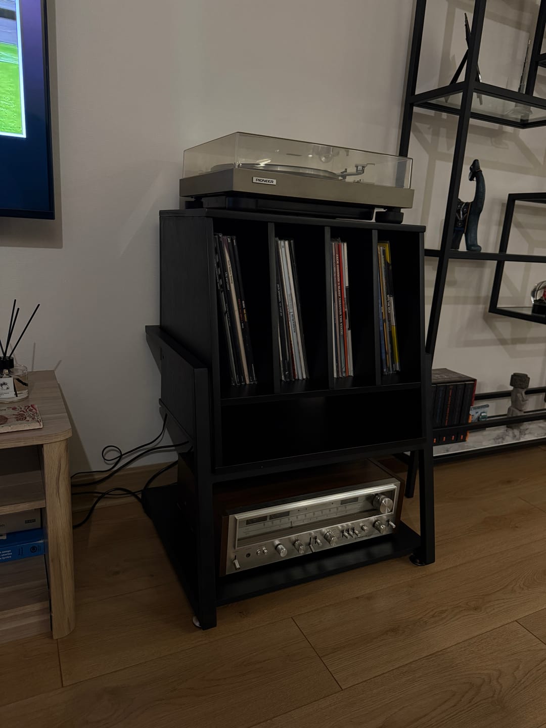 Customer photo review of Mueble Vinilos Aukan 60 BLACK — Kallfu.cl