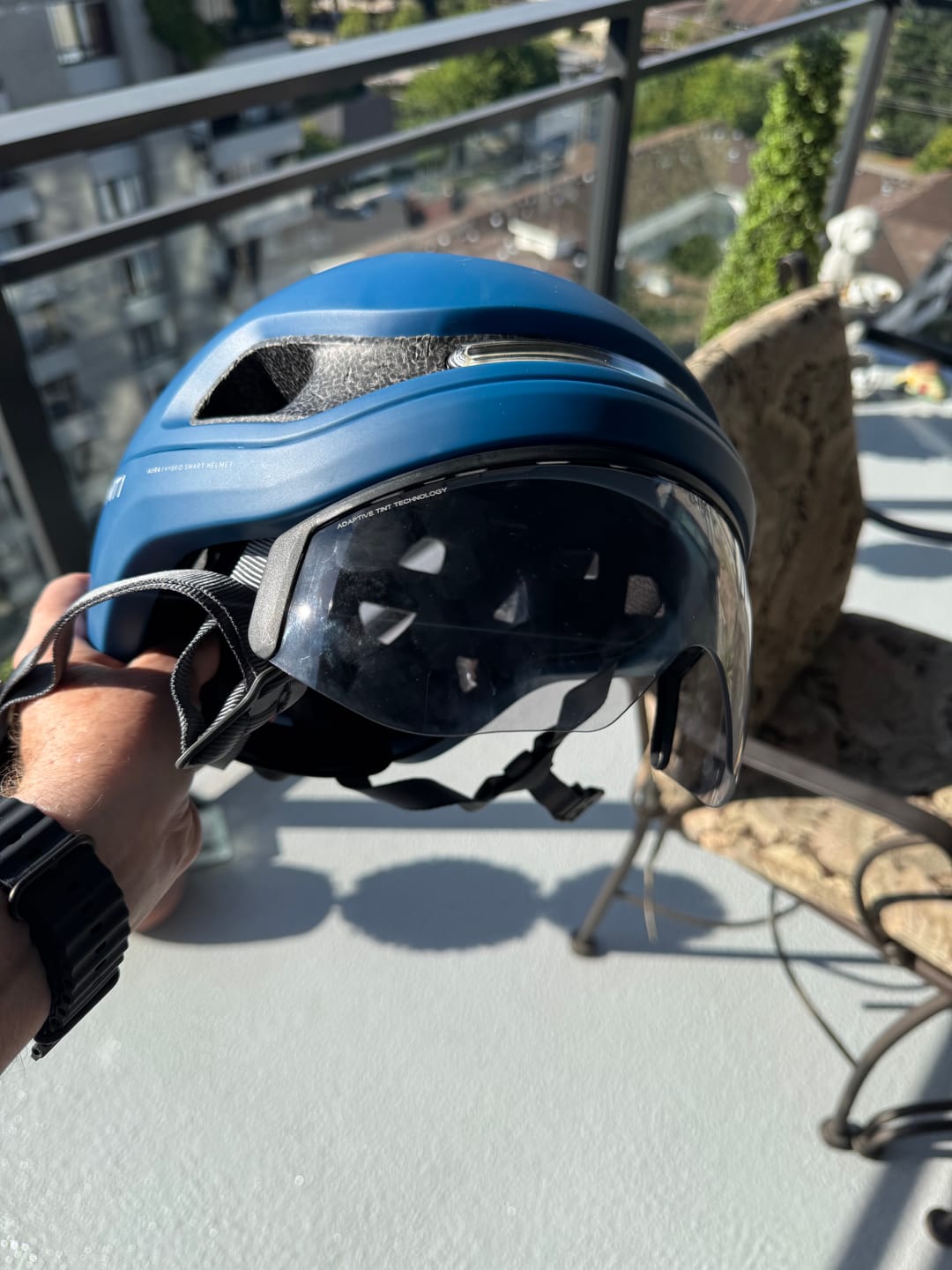 Recensione con foto di un cliente sulla visiera del casco