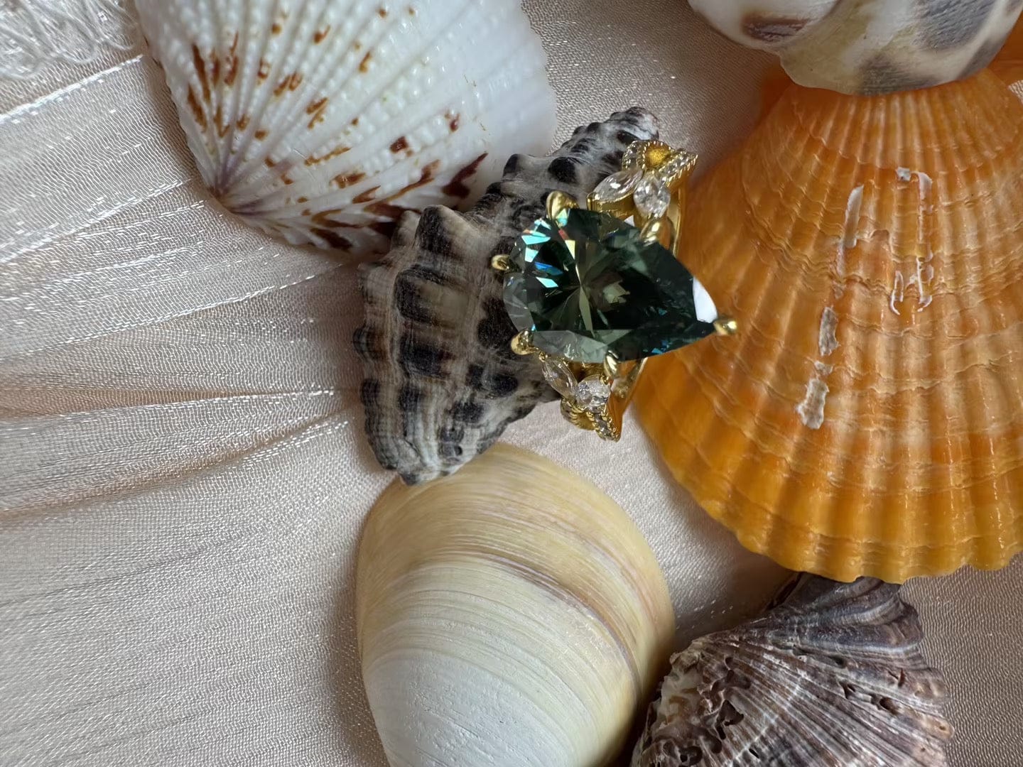 Customer photo review of S925 Moissanite 3.5Ct Split Shank Nature-inspired Green Stone Ring For Travel