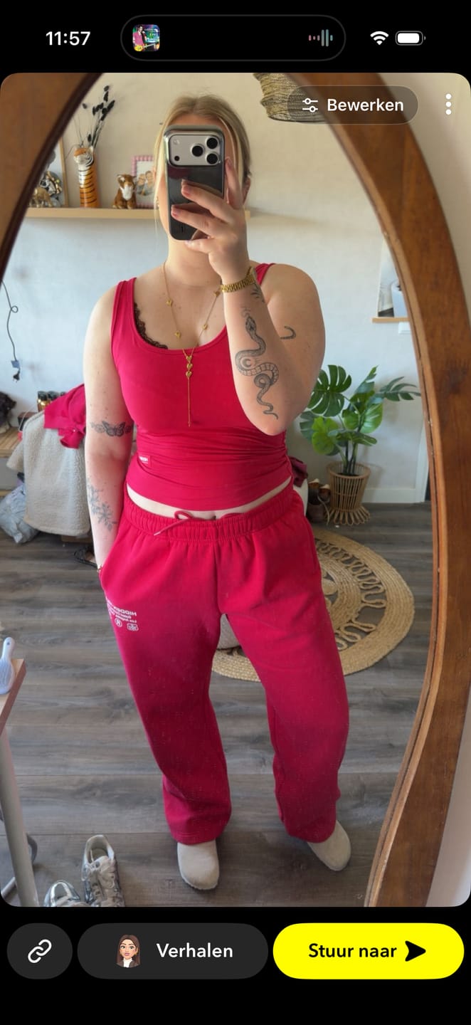 Customer photo review of LABEL STRAIGHT LEG SWEATPANTS RASPBERRY RED