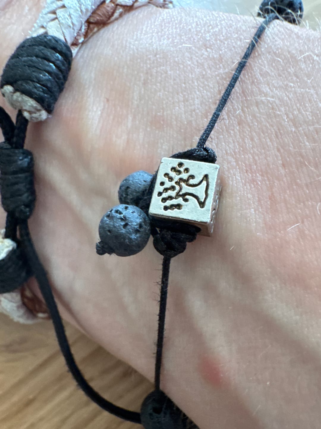 Customer photo review of LEBENSBAUM Chakra ARMBAND Lavastein