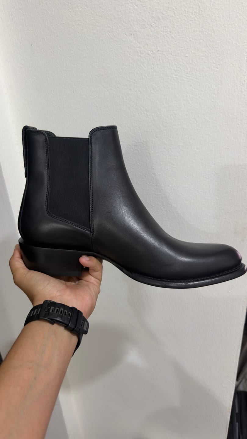 Customer photo review of BOTÍN WESTERN PIEL PREMIUM CHELSEA NEGRO