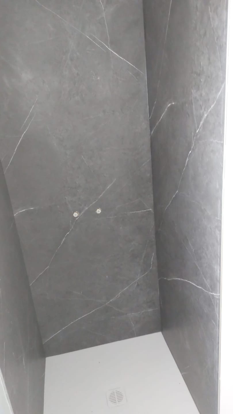 Customer photo review of Panneaux Muraux Marbre SPC Anthracite Mat – Imperméable Salle de Bain
