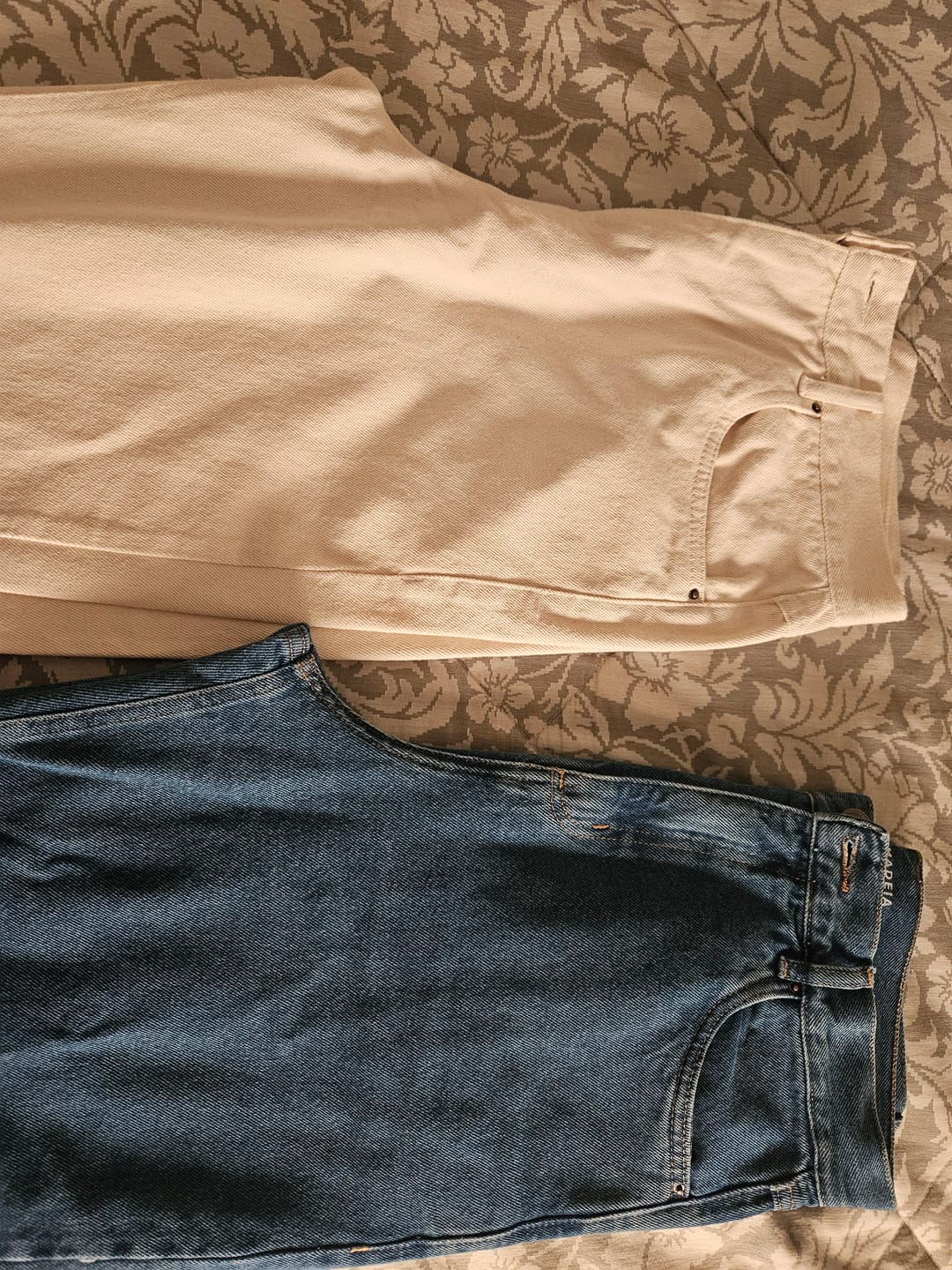 Customer photo review of Calça Jeans Mom Jequitibá Bege Natural