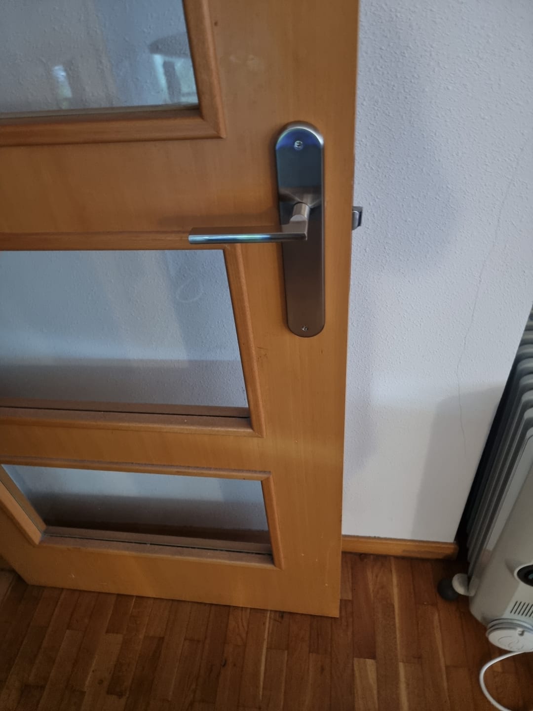 Customer photo review of Clásica manilla modelo '530' de aluminio con placa oval en acabado níquel satinado para puertas