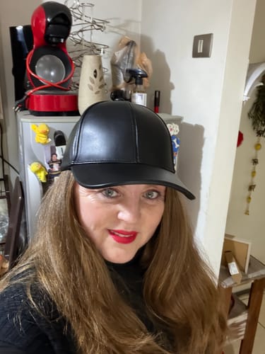 Reviewer's Jockey Básico, una gorra negra de cuero puesta cómodamente, que luce abrigada y elegante.