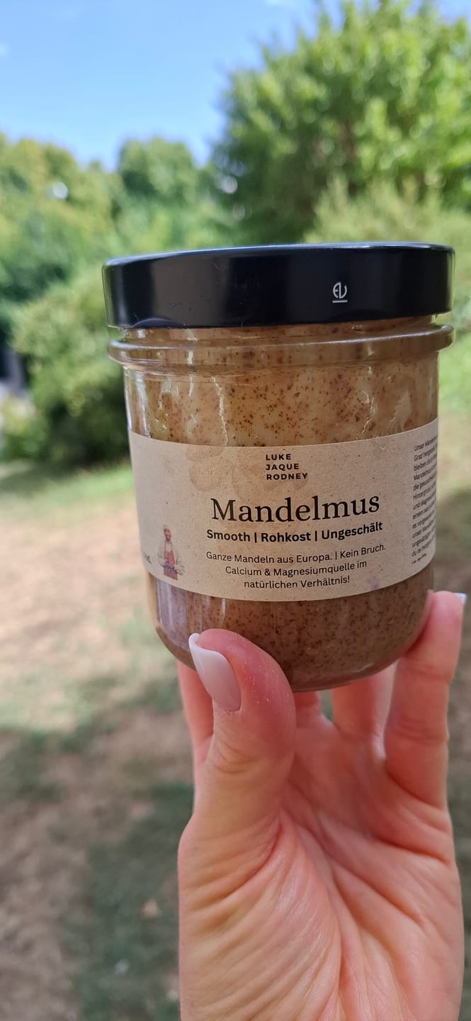 Customer photo review of Braunes Rohkost Mandelmus