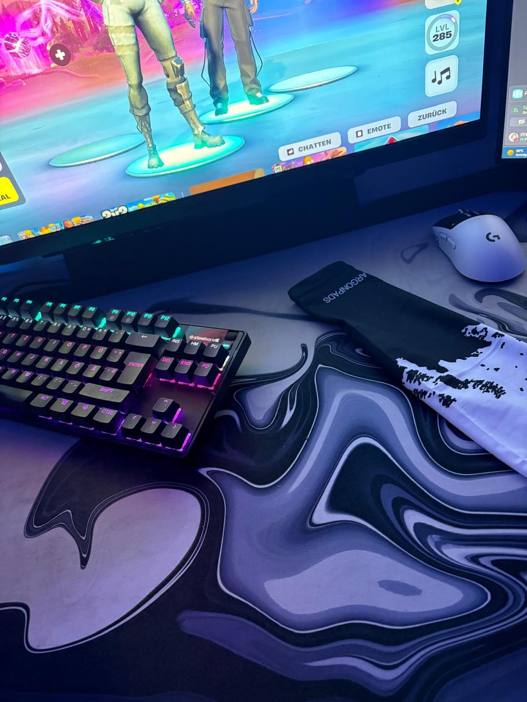 Customer photo review of Gaming Armsleeve - Black/White