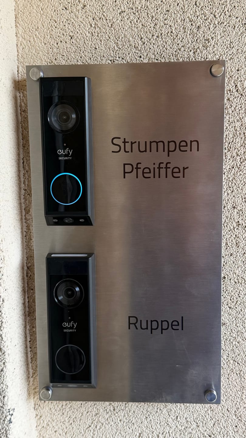 Customer photo review of Eufy E340 Dekorschild V2A Edelstahl - Zweifamilienhaus 200x340mm