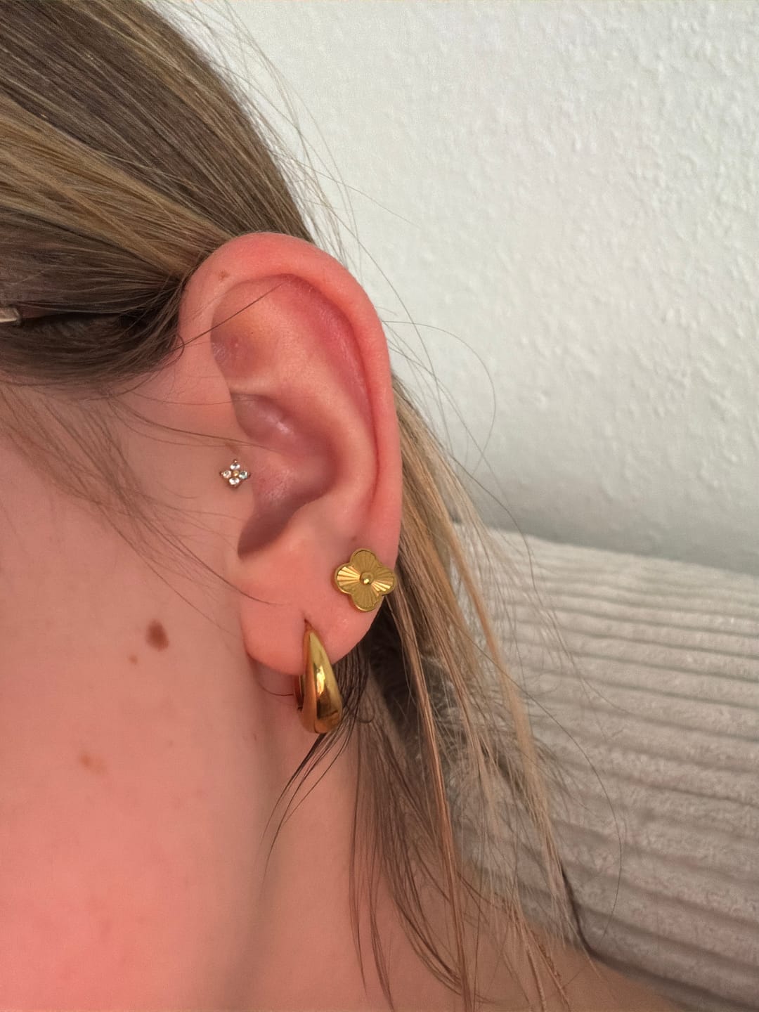 Customer photo review of Shine Clover Ohrstecker | 18K vergoldet